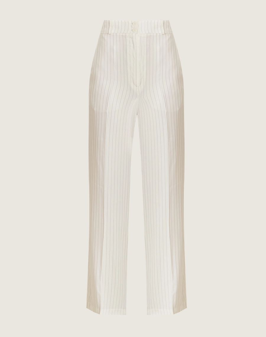 O Conjunto Apollonia é confeccionado em cupro misto, conhecido por sua textura macia, caimento leve e fluido, e leve brilho acetinado semelhante à seda. Com estampa listrada, esse conjunto é ideal para quem busca um look moderno e sofisticado, que transita com facilidade do dia para a noite.