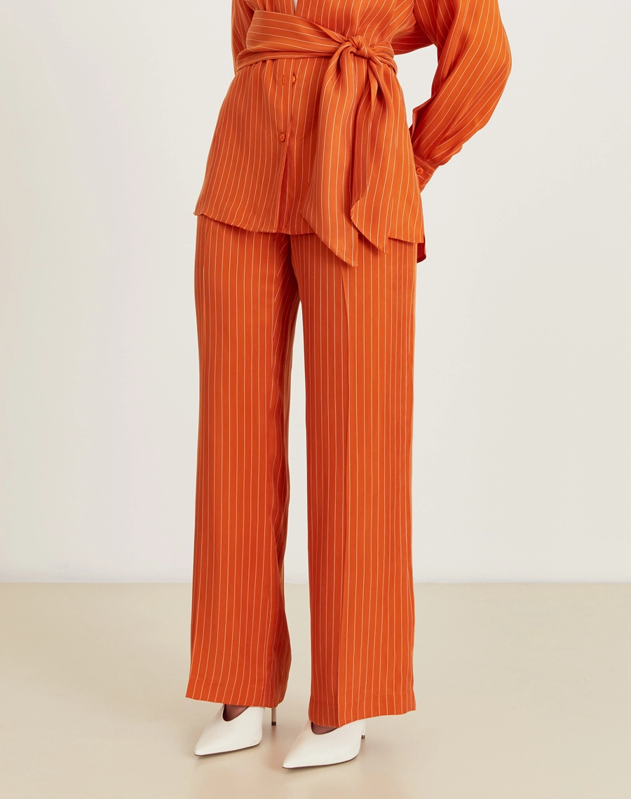 O Conjunto Apollonia é confeccionado em cupro misto, conhecido por sua textura macia, caimento leve e fluido, e leve brilho acetinado semelhante à seda. Com estampa listrada, esse conjunto é ideal para quem busca um look moderno e sofisticado, que transita com facilidade do dia para a noite.