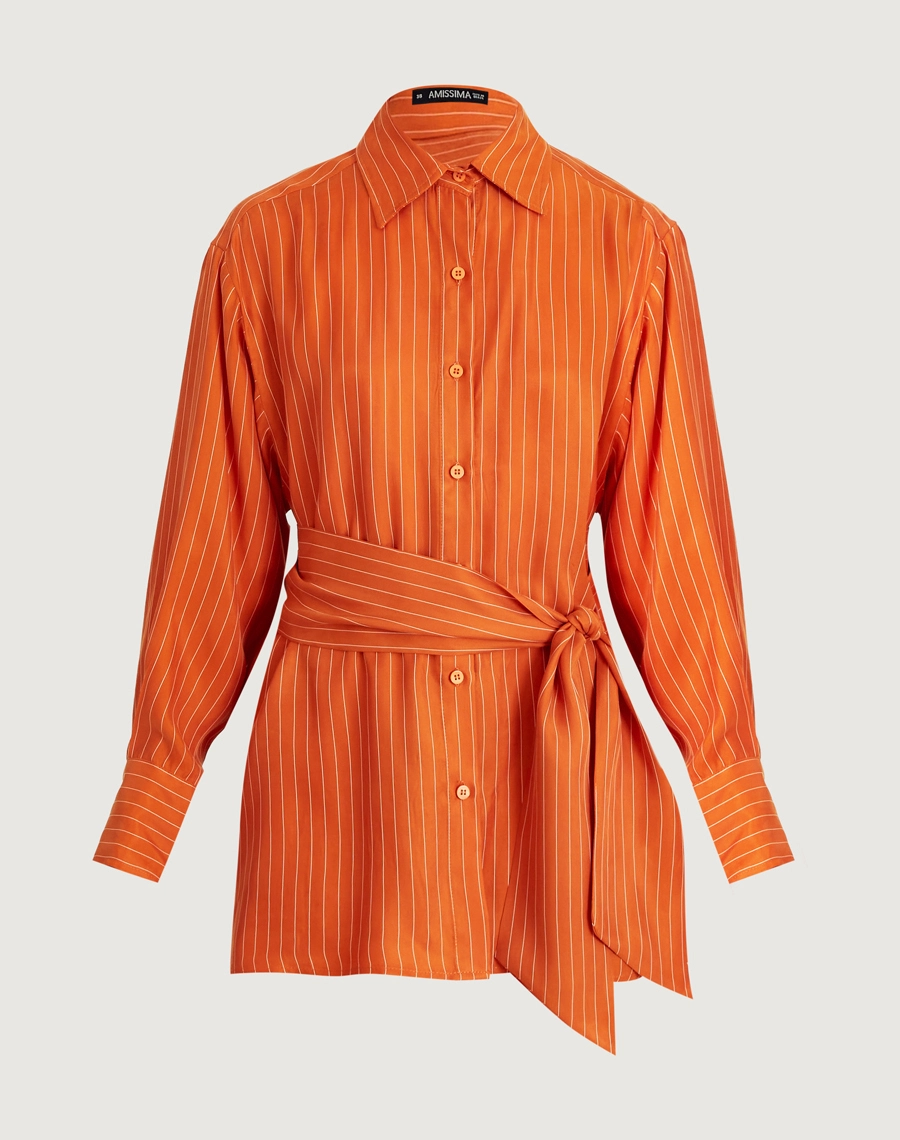 O Conjunto Apollonia é confeccionado em cupro misto, conhecido por sua textura macia, caimento leve e fluido, e leve brilho acetinado semelhante à seda. Com estampa listrada, esse conjunto é ideal para quem busca um look moderno e sofisticado, que transita com facilidade do dia para a noite.