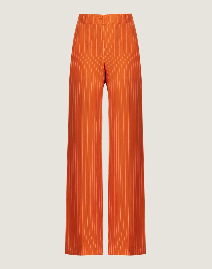 O Conjunto Apollonia é confeccionado em cupro misto, conhecido por sua textura macia, caimento leve e fluido, e leve brilho acetinado semelhante à seda. Com estampa listrada, esse conjunto é ideal para quem busca um look moderno e sofisticado, que transita com facilidade do dia para a noite.