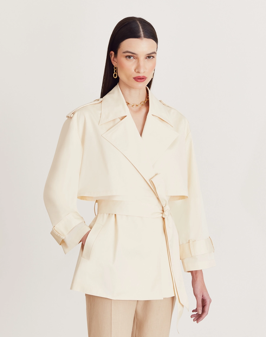 O Casaco Nayara é confeccionado em sarja mista. Ideal para quem busca looks elegantes em dias mais frescos, sendo perfeito para eventos corporativos ou jantares especiais.