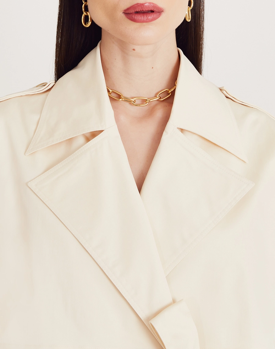 O Casaco Nayara é confeccionado em sarja mista. Ideal para quem busca looks elegantes em dias mais frescos, sendo perfeito para eventos corporativos ou jantares especiais.