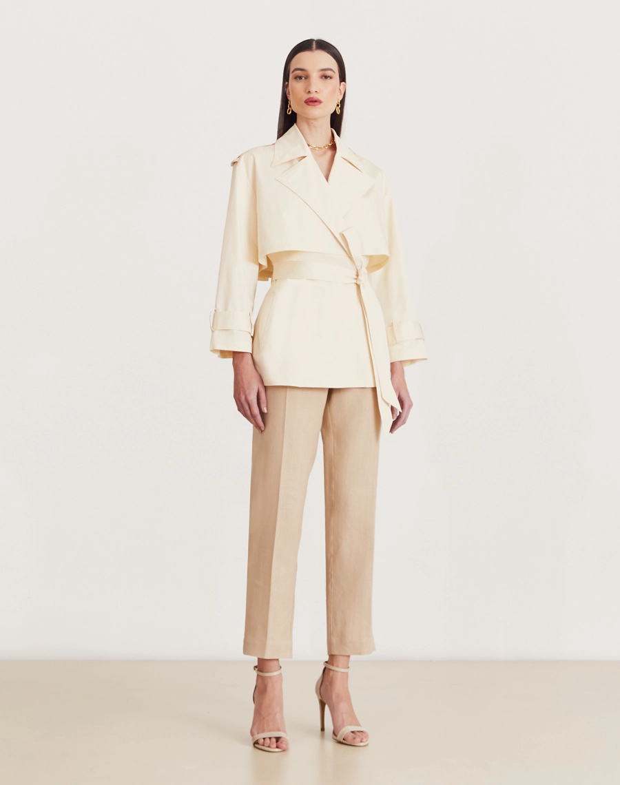 O Casaco Nayara é confeccionado em sarja mista. Ideal para quem busca looks elegantes em dias mais frescos, sendo perfeito para eventos corporativos ou jantares especiais.