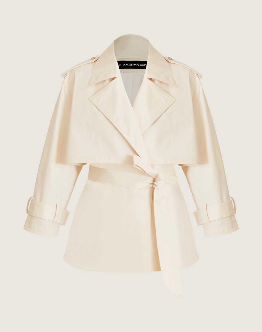 O Casaco Nayara é confeccionado em sarja mista. Ideal para quem busca looks elegantes em dias mais frescos, sendo perfeito para eventos corporativos ou jantares especiais.