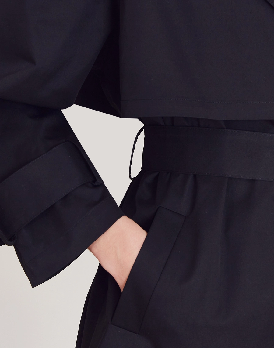 O Casaco Nayara é confeccionado em sarja mista. Ideal para quem busca looks elegantes em dias mais frescos, sendo perfeito para eventos corporativos ou jantares especiais.