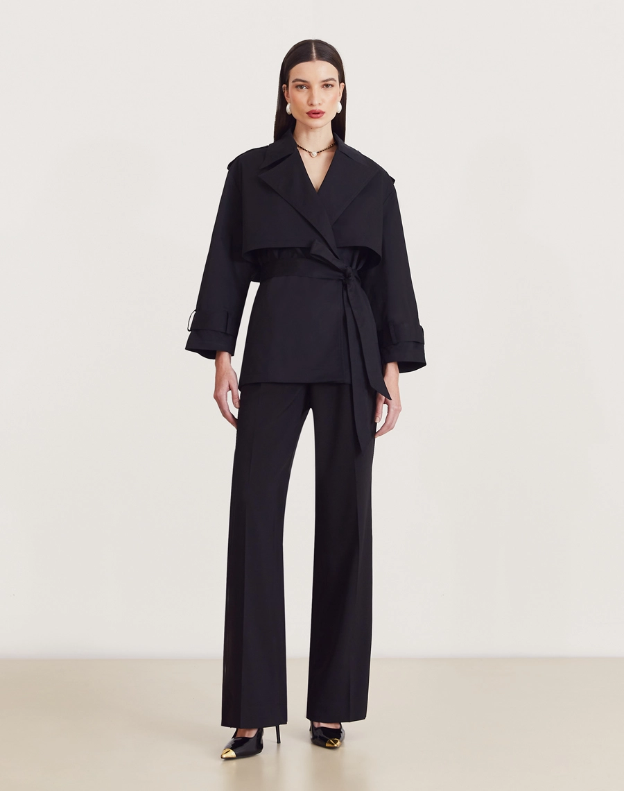 O Casaco Nayara é confeccionado em sarja mista. Ideal para quem busca looks elegantes em dias mais frescos, sendo perfeito para eventos corporativos ou jantares especiais.