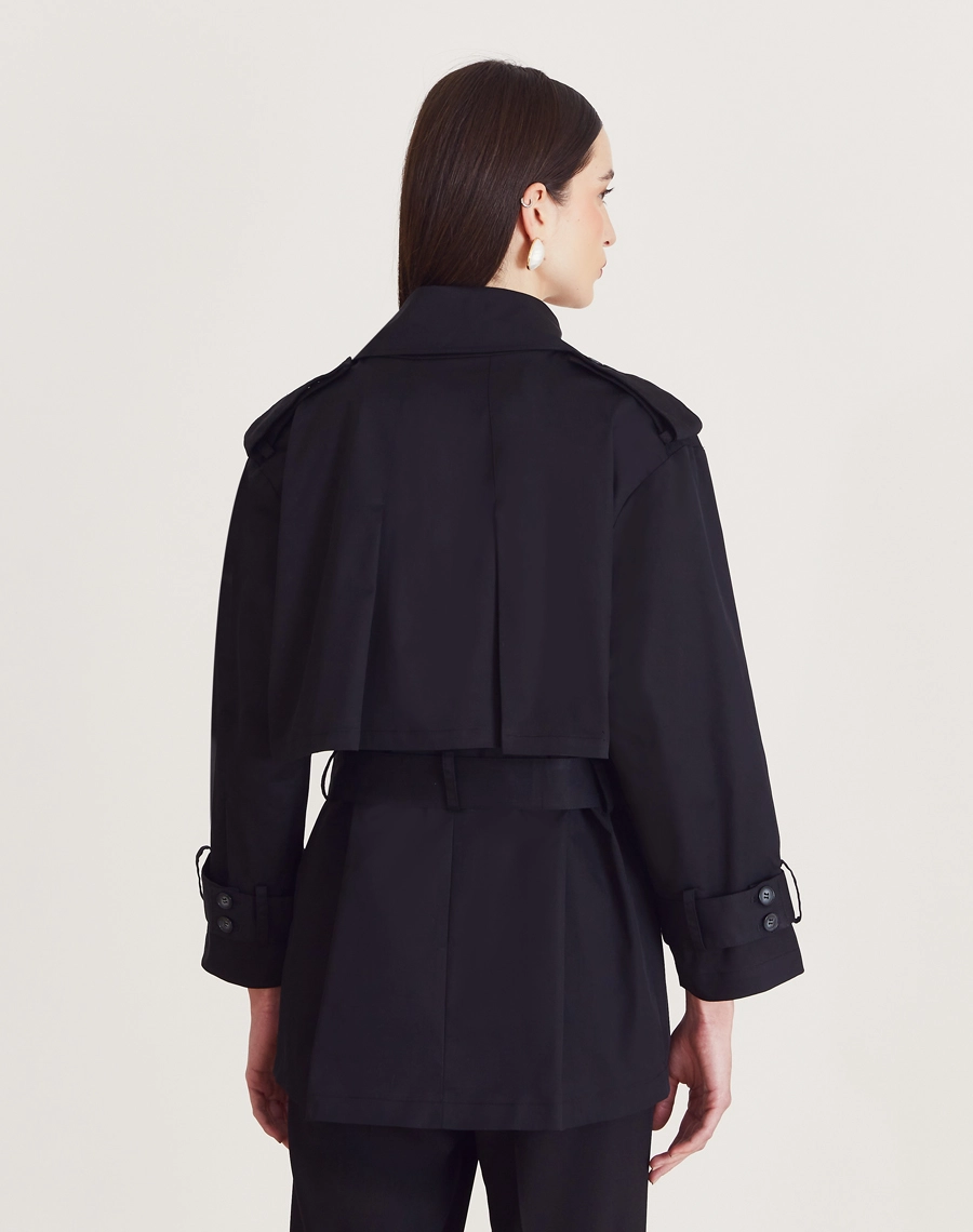 O Casaco Nayara é confeccionado em sarja mista. Ideal para quem busca looks elegantes em dias mais frescos, sendo perfeito para eventos corporativos ou jantares especiais.