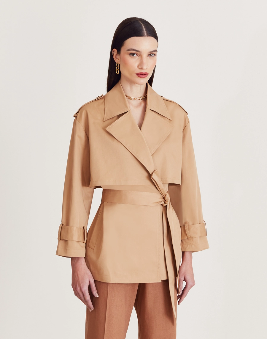 O Casaco Nayara é confeccionado em sarja mista. Ideal para quem busca looks elegantes em dias mais frescos, sendo perfeito para eventos corporativos ou jantares especiais.