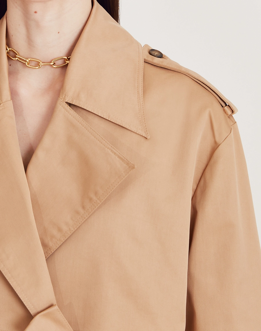 O Casaco Nayara é confeccionado em sarja mista. Ideal para quem busca looks elegantes em dias mais frescos, sendo perfeito para eventos corporativos ou jantares especiais.