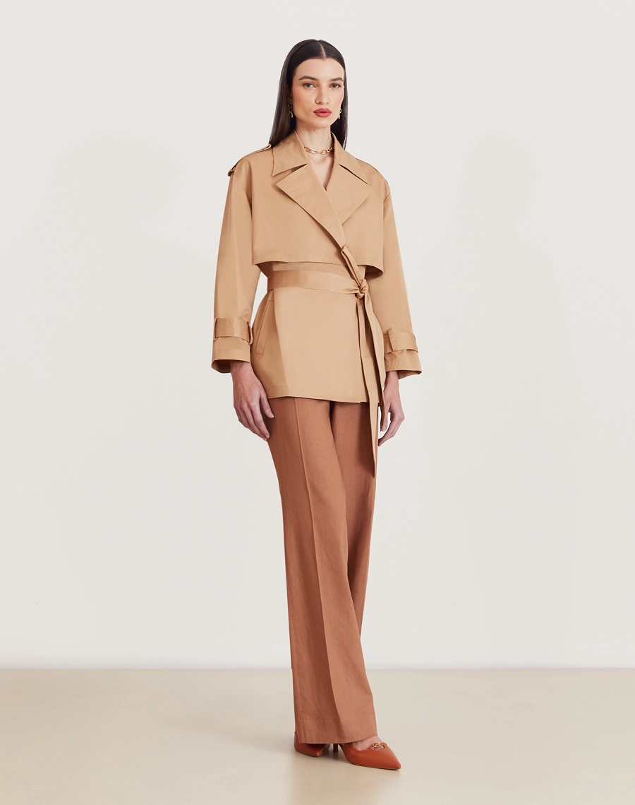 O Casaco Nayara é confeccionado em sarja mista. Ideal para quem busca looks elegantes em dias mais frescos, sendo perfeito para eventos corporativos ou jantares especiais.