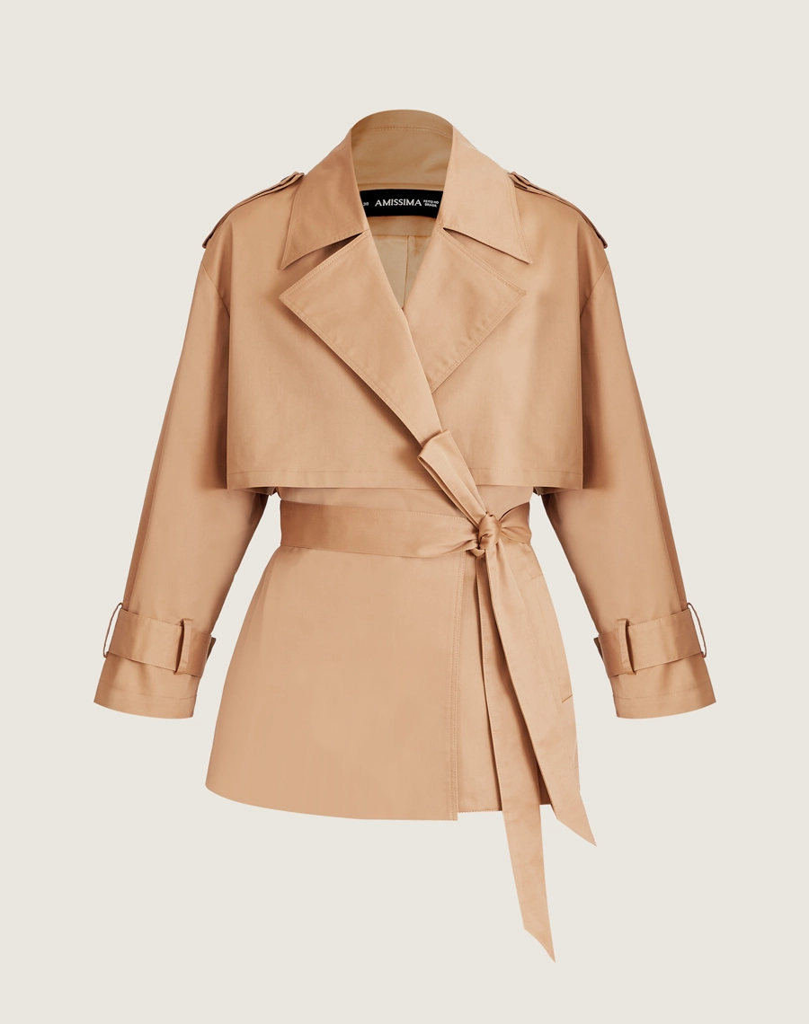 O Casaco Nayara é confeccionado em sarja mista. Ideal para quem busca looks elegantes em dias mais frescos, sendo perfeito para eventos corporativos ou jantares especiais.