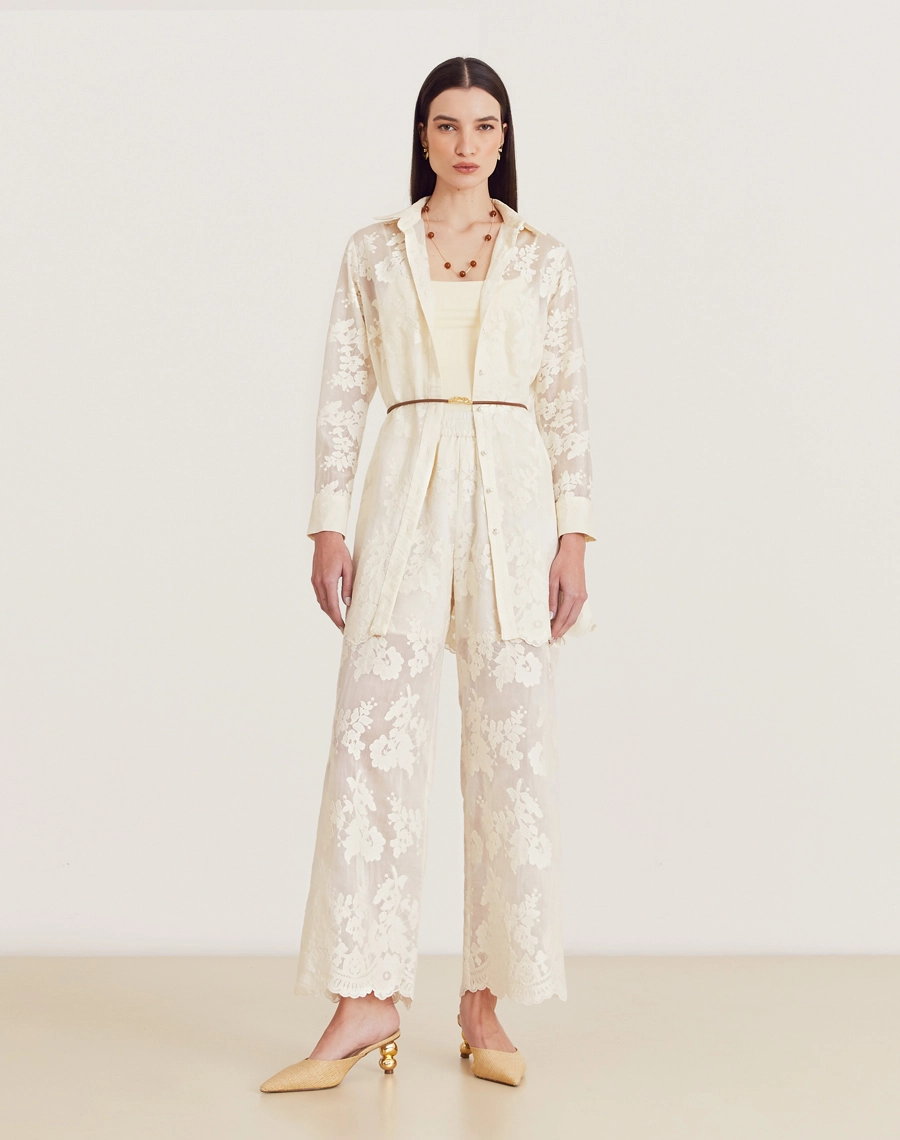 O Conjunto Suelen é confeccionado em tencel bordado. O conjunto é perfeito para quem busca um visual delicado, leve e elegante. Ideal para ocasiões como coquetéis, brunches ou reuniões durante o dia. 