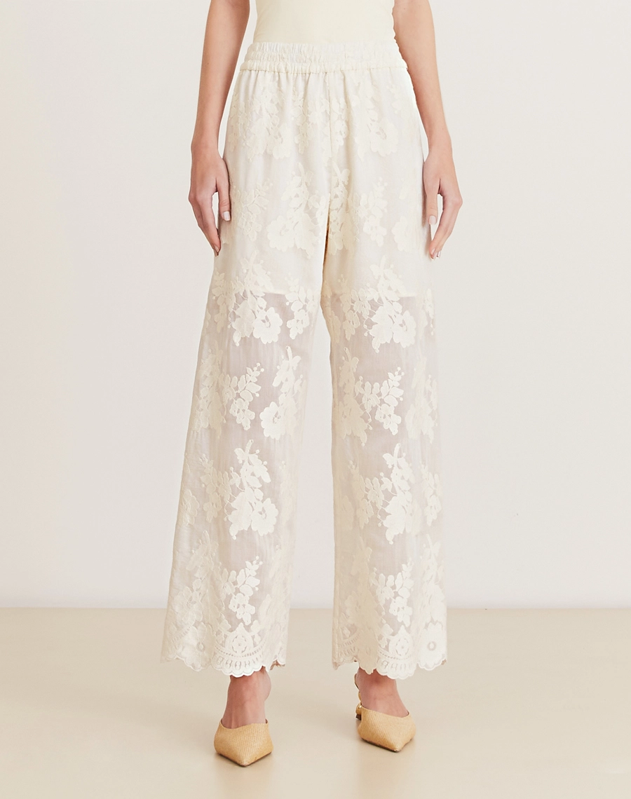 O Conjunto Suelen é confeccionado em tencel bordado. O conjunto é perfeito para quem busca um visual delicado, leve e elegante. Ideal para ocasiões como coquetéis, brunches ou reuniões durante o dia. 