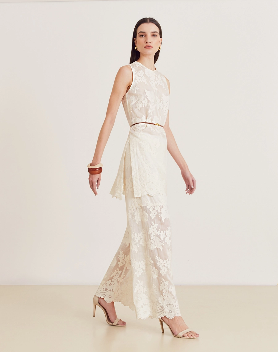 O Conjunto Suzan é confeccionado em tencel bordado. O conjunto é perfeito para quem busca um visual delicado, leve e elegante. Ideal para ocasiões como coquetéis, brunches ou reuniões durante o dia.
