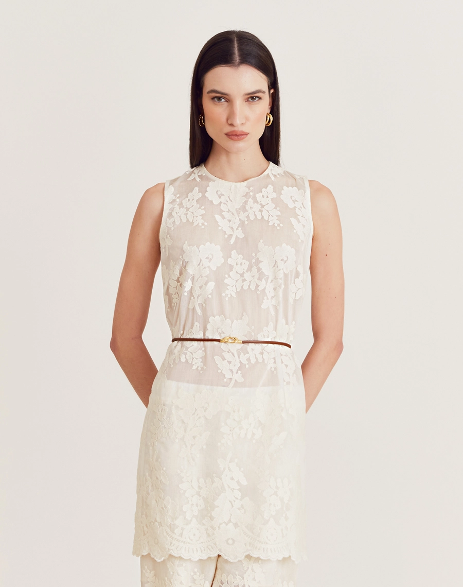 O Conjunto Suzan é confeccionado em tencel bordado. O conjunto é perfeito para quem busca um visual delicado, leve e elegante. Ideal para ocasiões como coquetéis, brunches ou reuniões durante o dia.