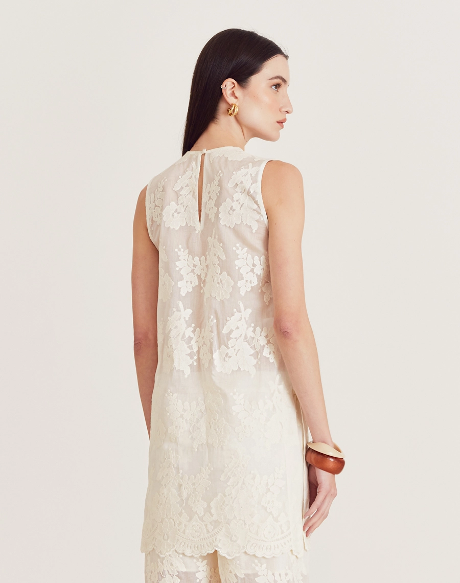 O Conjunto Suzan é confeccionado em tencel bordado. O conjunto é perfeito para quem busca um visual delicado, leve e elegante. Ideal para ocasiões como coquetéis, brunches ou reuniões durante o dia.