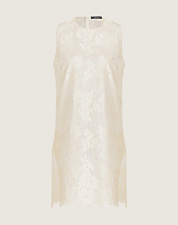 O Conjunto Suzan é confeccionado em tencel bordado. O conjunto é perfeito para quem busca um visual delicado, leve e elegante. Ideal para ocasiões como coquetéis, brunches ou reuniões durante o dia.
