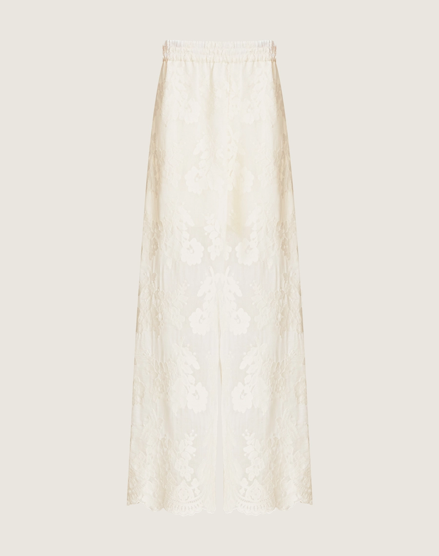 O Conjunto Suzan é confeccionado em tencel bordado. O conjunto é perfeito para quem busca um visual delicado, leve e elegante. Ideal para ocasiões como coquetéis, brunches ou reuniões durante o dia.