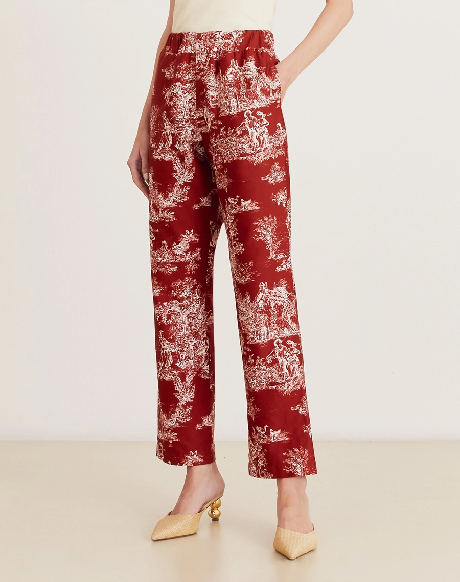 O Conjunto Sandra é confeccionado em tecido de algodão estampado. Ideal para eventos do dia à noite, como brunchs e reuniões informais, combinando elegância, conforto e versatilidade.