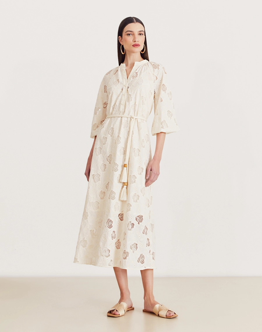 O Vestido Midi Lavinia é confeccionado em cambraia bordada. Ideal para ocasiões como coquetéis, brunches ou passeios diurnos.
