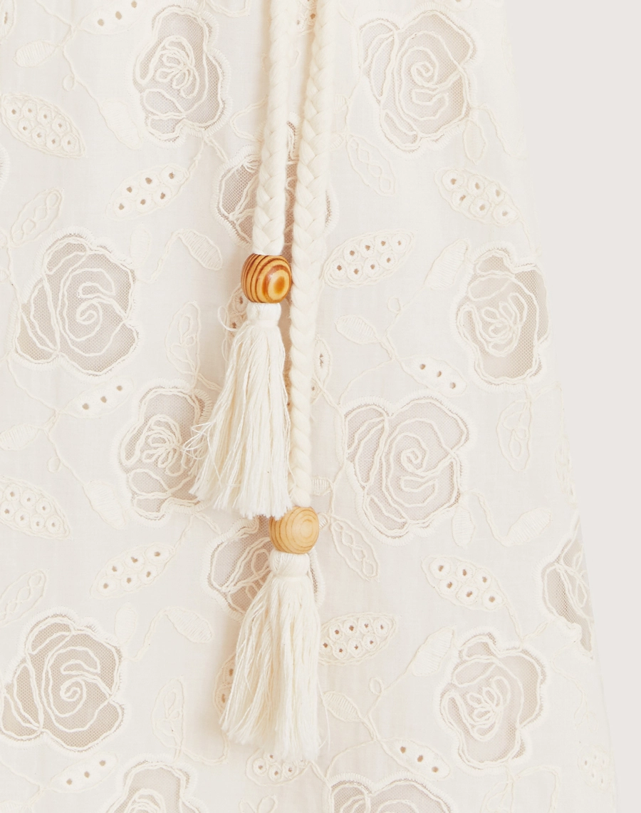 O Vestido Midi Lavinia é confeccionado em cambraia bordada. Ideal para ocasiões como coquetéis, brunches ou passeios diurnos.
