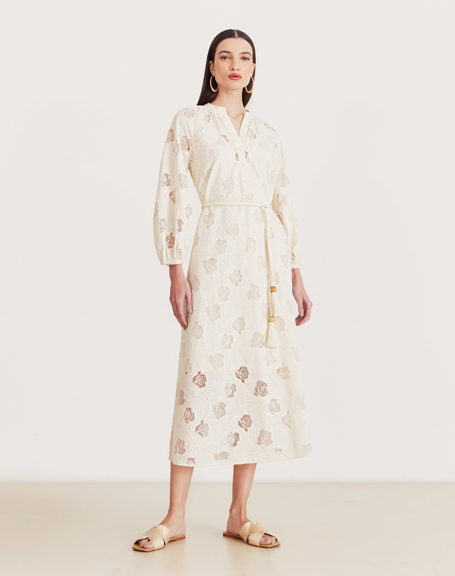 O Vestido Midi Lavinia é confeccionado em cambraia bordada. Ideal para ocasiões como coquetéis, brunches ou passeios diurnos.
