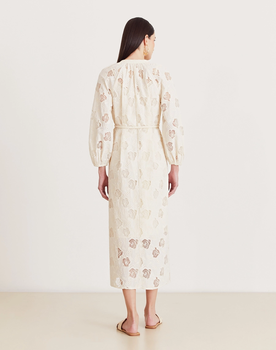 O Vestido Midi Lavinia é confeccionado em cambraia bordada. Ideal para ocasiões como coquetéis, brunches ou passeios diurnos.
