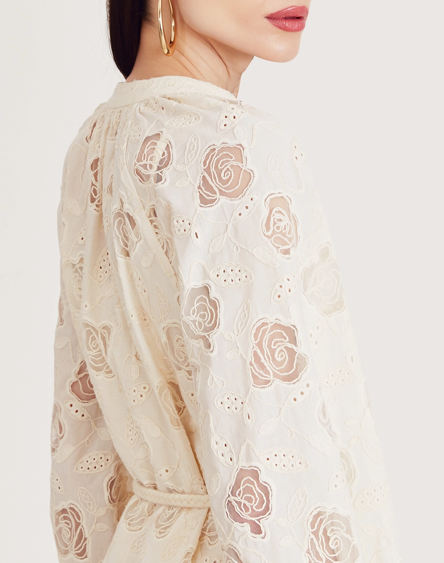 O Vestido Midi Lavinia é confeccionado em cambraia bordada. Ideal para ocasiões como coquetéis, brunches ou passeios diurnos.
