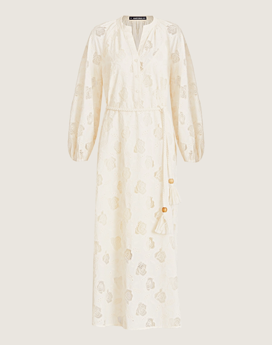 O Vestido Midi Lavinia é confeccionado em cambraia bordada. Ideal para ocasiões como coquetéis, brunches ou passeios diurnos.
