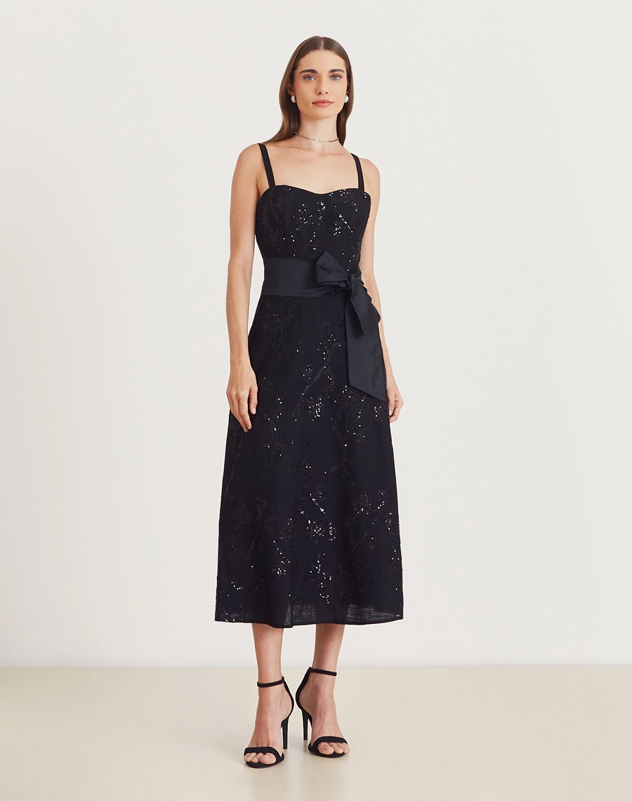 Vestido Midi Analu é confeccionado em linho misto bordado, com faixa na cintura e paetês delicados. Elegância romântica para eventos e ocasiões especiais.