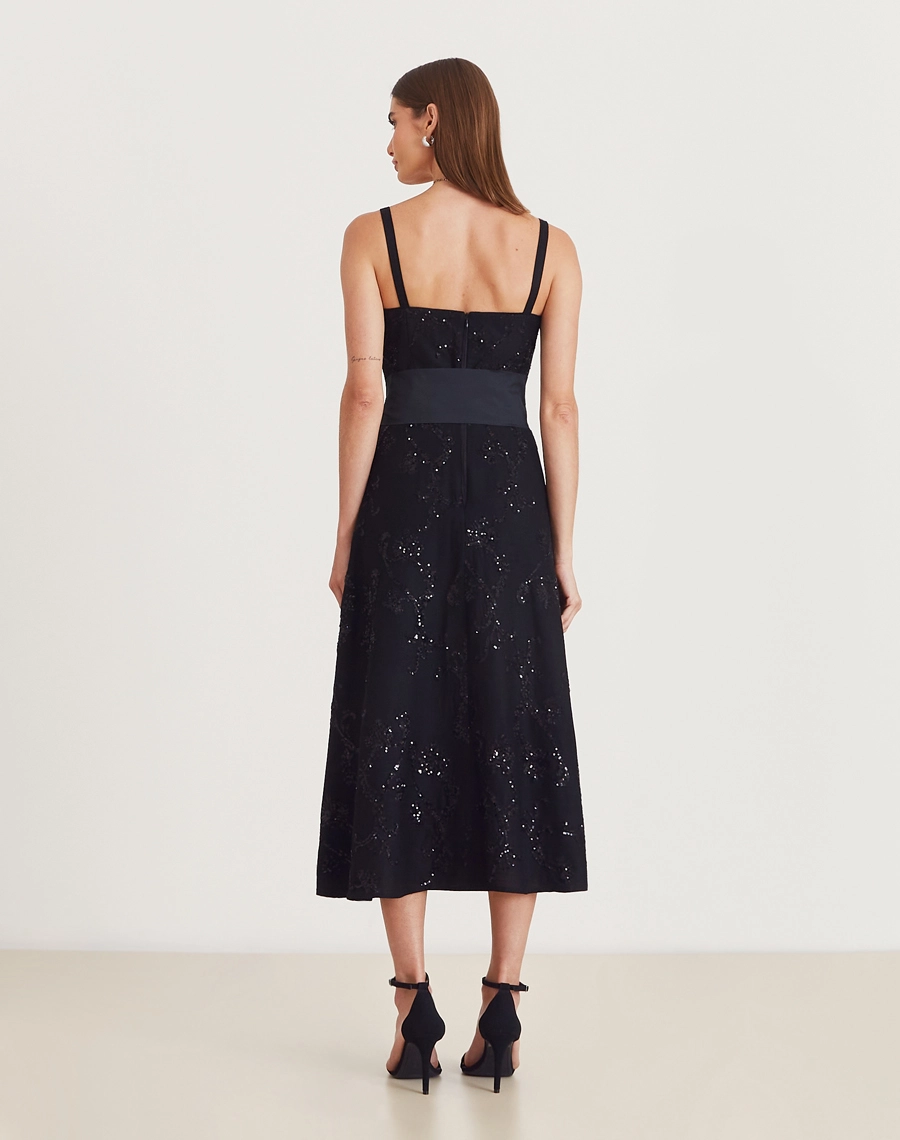 Vestido Midi Analu é confeccionado em linho misto bordado, com faixa na cintura e paetês delicados. Elegância romântica para eventos e ocasiões especiais.