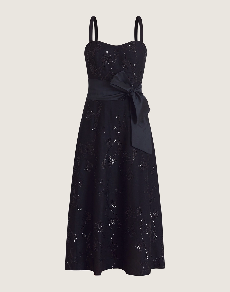 Vestido Midi Analu é confeccionado em linho misto bordado, com faixa na cintura e paetês delicados. Elegância romântica para eventos e ocasiões especiais.