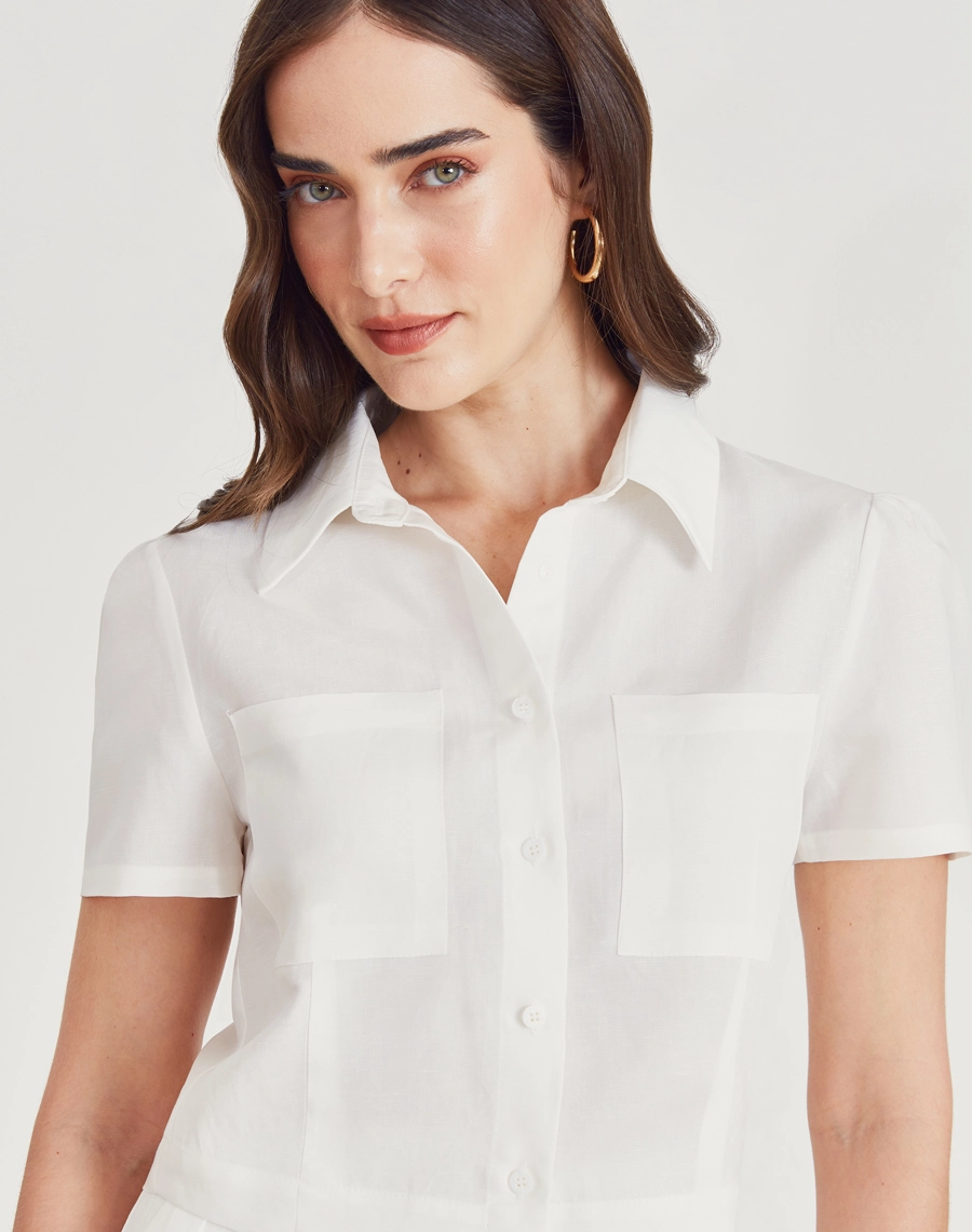 A Camisa Serena é confeccionada em liocel com linho, conhecido por seu toque fresco, caimento estruturado e visual elegante.