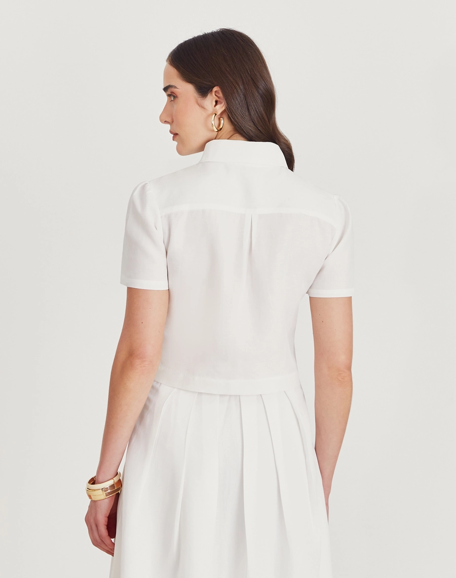 A Camisa Serena é confeccionada em liocel com linho, conhecido por seu toque fresco, caimento estruturado e visual elegante.
