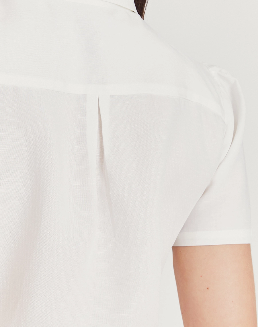 A Camisa Serena é confeccionada em liocel com linho, conhecido por seu toque fresco, caimento estruturado e visual elegante.