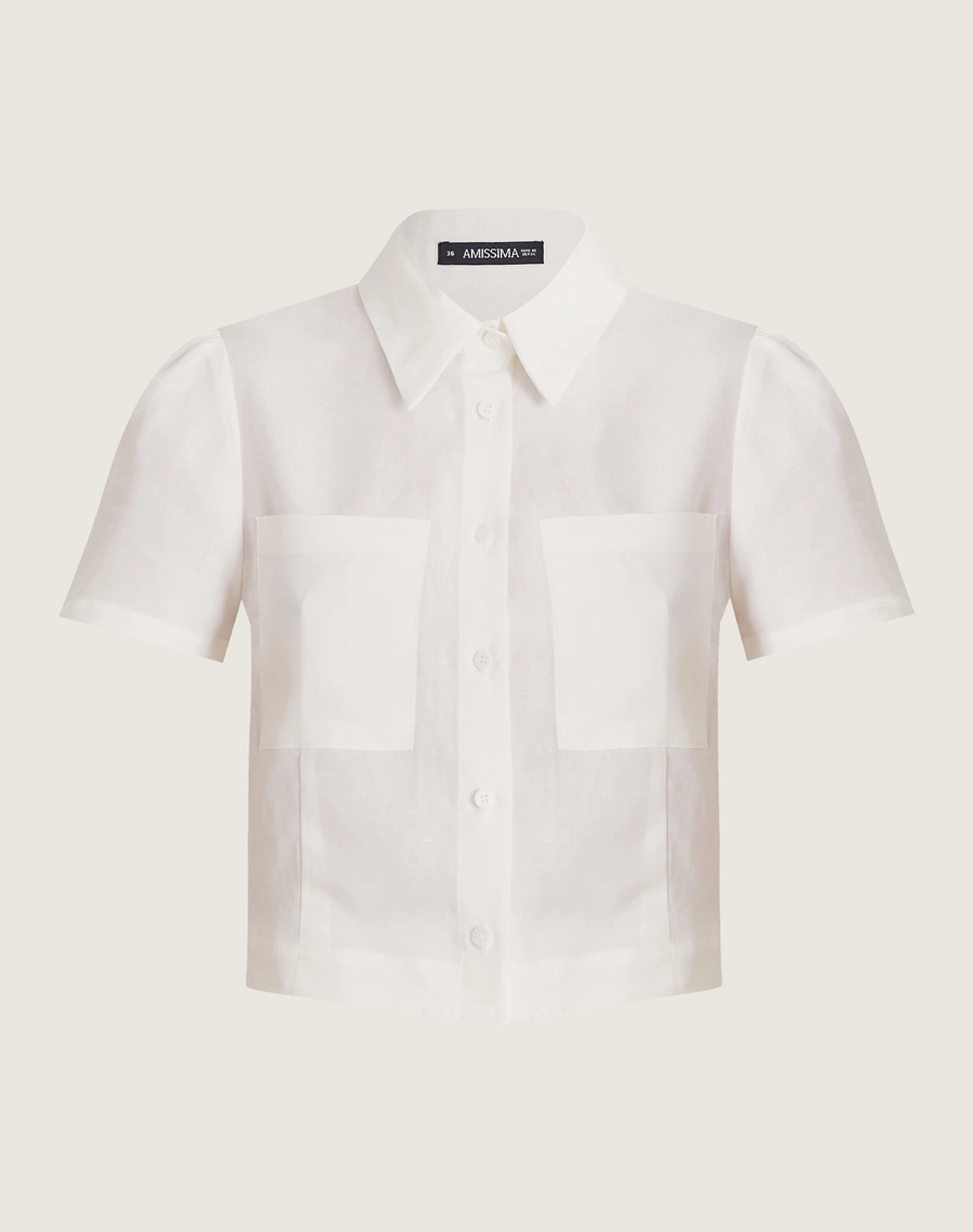 A Camisa Serena é confeccionada em liocel com linho, conhecido por seu toque fresco, caimento estruturado e visual elegante.