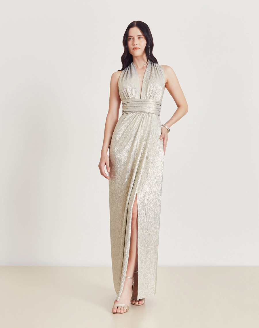 O Vestido Longo Cibele é confeccionado em Brode Foil, tecido leve e delicado que combina o charme do bordado com o brilho elegante do acabamento em foil metálico. 