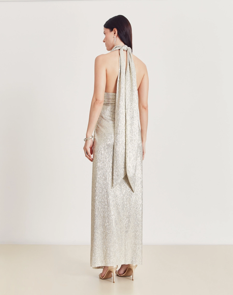 O Vestido Longo Cibele é confeccionado em Brode Foil, tecido leve e delicado que combina o charme do bordado com o brilho elegante do acabamento em foil metálico. 
