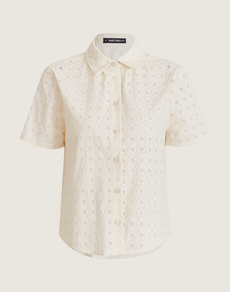 A Camisa Melina é confeccionada em laise e datalhes vazados garantindo leveza.