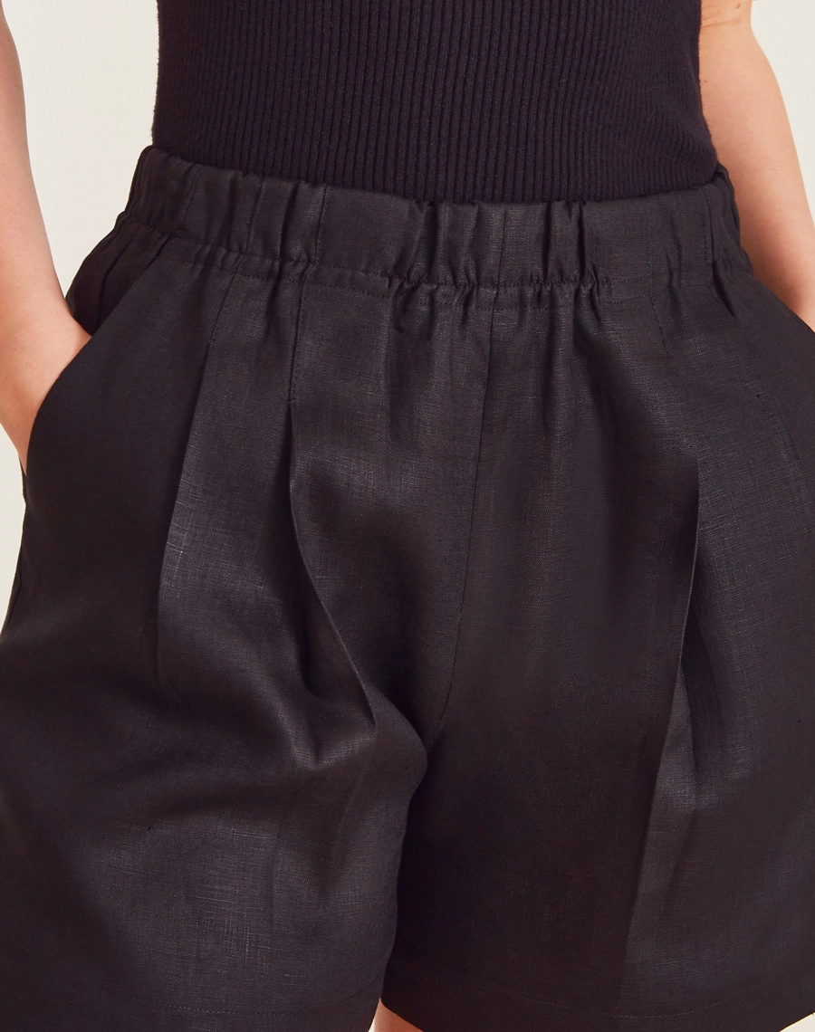O Shorts Safira é confeccionado em linho. Indispensável para dias quentes, é perfeito para viagens, coquetéis diurnos ou looks casuais, trazendo modernidade e sofisticação ao dia a dia.  


