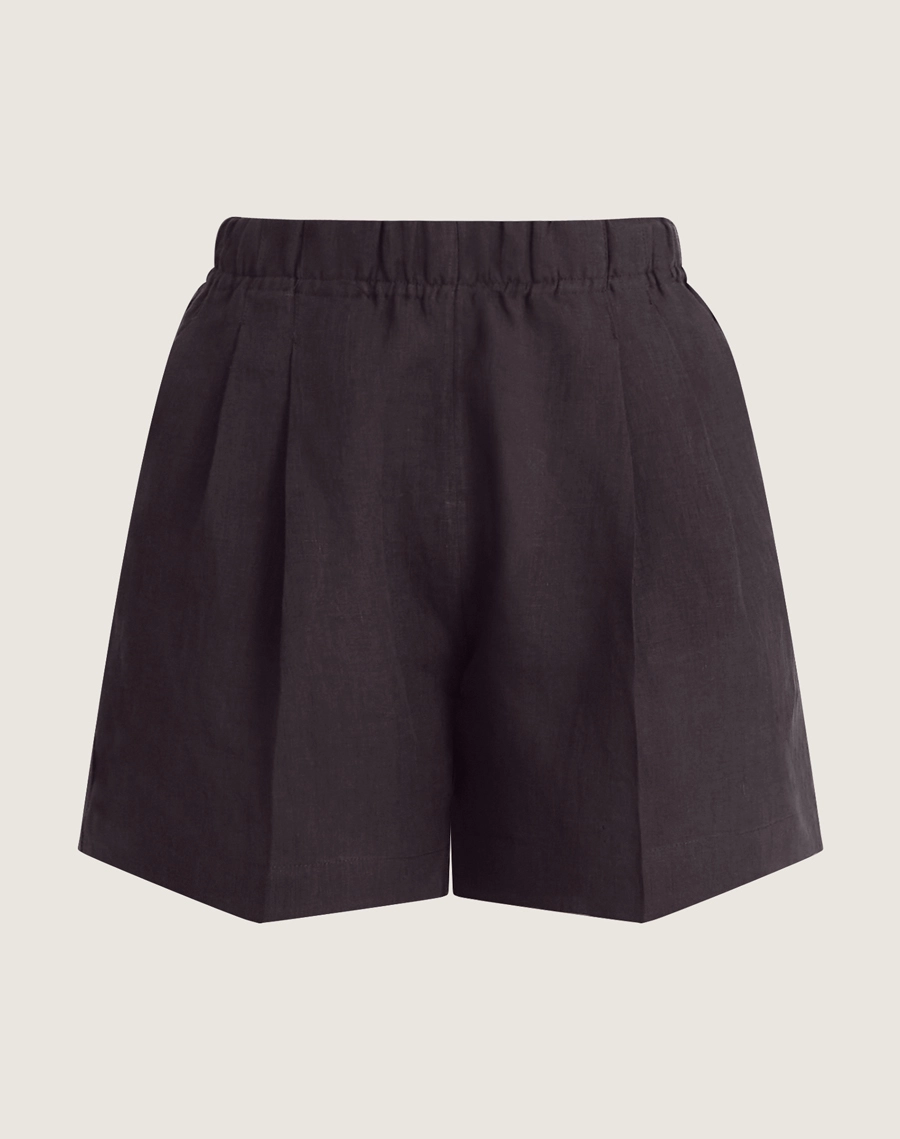 O Shorts Safira é confeccionado em linho. Indispensável para dias quentes, é perfeito para viagens, coquetéis diurnos ou looks casuais, trazendo modernidade e sofisticação ao dia a dia.  


