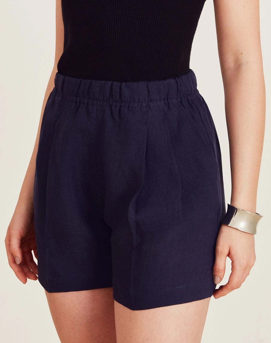 O Shorts Safira é confeccionado em linho. Indispensável para dias quentes, é perfeito para viagens, coquetéis diurnos ou looks casuais, trazendo modernidade e sofisticação ao dia a dia.  


