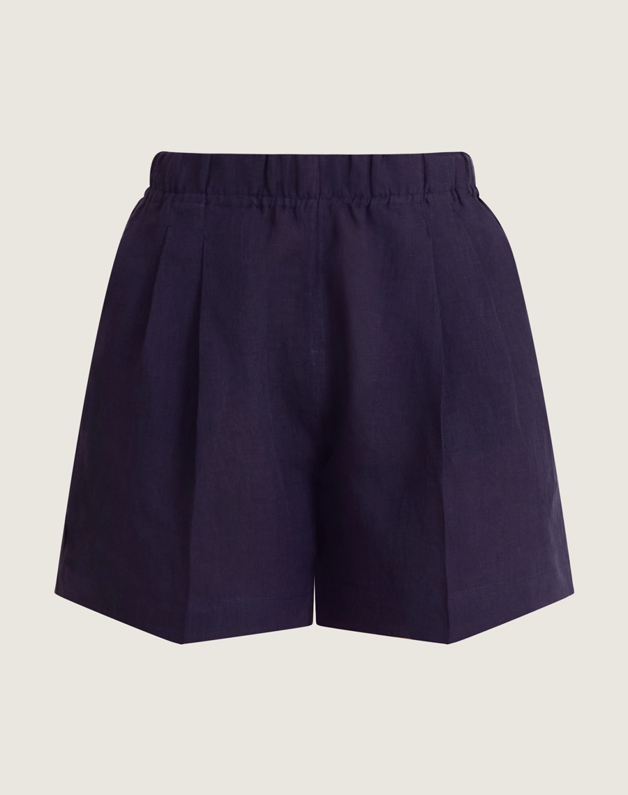 O Shorts Safira é confeccionado em linho. Indispensável para dias quentes, é perfeito para viagens, coquetéis diurnos ou looks casuais, trazendo modernidade e sofisticação ao dia a dia.  


