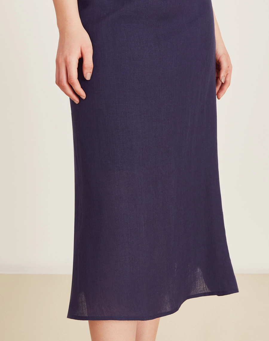 A Saia Midi Safira é confeccionada em linho. Versátil e elegante, é ideal para viagens, coquetéis diurnos ou produções casuais.