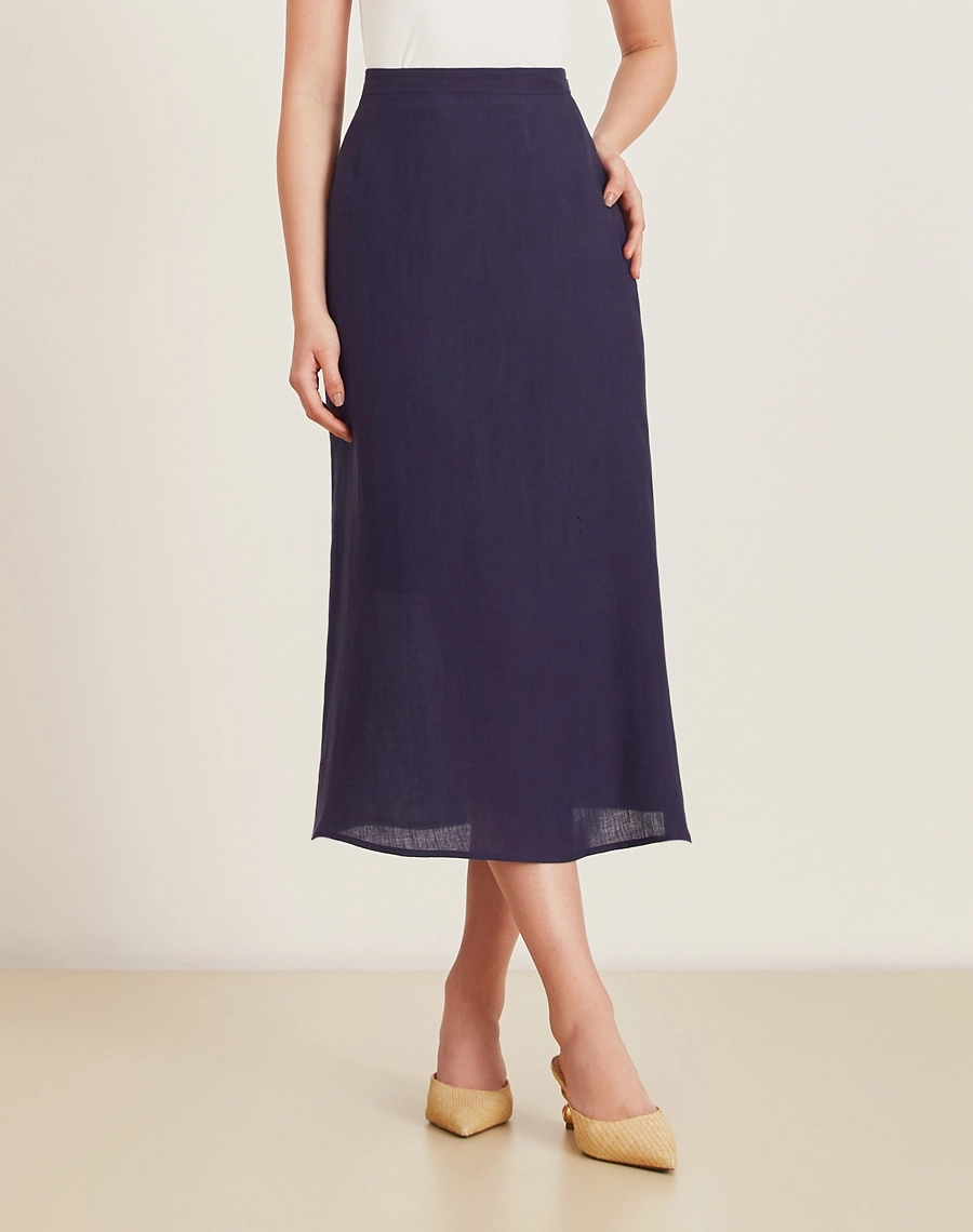 A Saia Midi Safira é confeccionada em linho. Versátil e elegante, é ideal para viagens, coquetéis diurnos ou produções casuais.