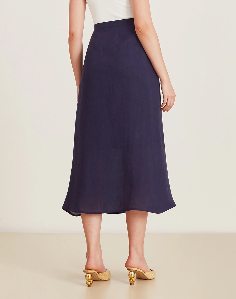 A Saia Midi Safira é confeccionada em linho. Versátil e elegante, é ideal para viagens, coquetéis diurnos ou produções casuais.
