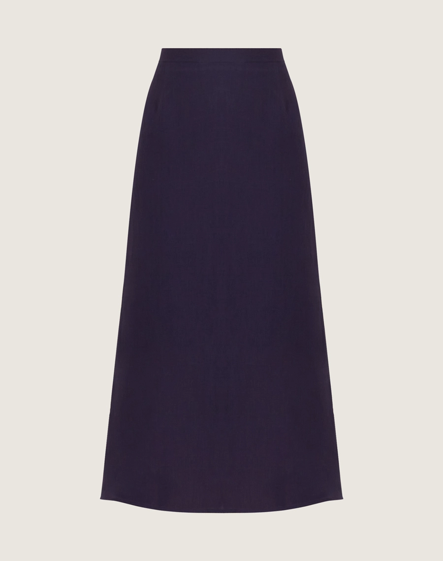 A Saia Midi Safira é confeccionada em linho. Versátil e elegante, é ideal para viagens, coquetéis diurnos ou produções casuais.