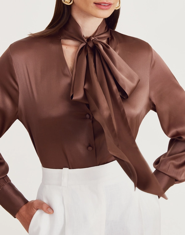 A Camisa Belinda é confeccionada em seda com elastano, ideal para o dia a dia, a camisa é versátil, podendo ser combinada em looks que transitam facilmente entre o dia e a noite, oferecendo praticidade e estilo.