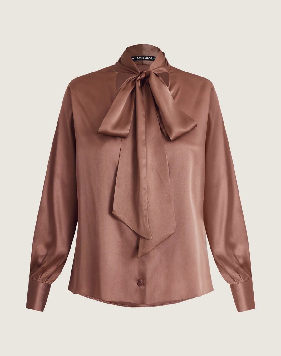 A Camisa Belinda é confeccionada em seda com elastano, ideal para o dia a dia, a camisa é versátil, podendo ser combinada em looks que transitam facilmente entre o dia e a noite, oferecendo praticidade e estilo.