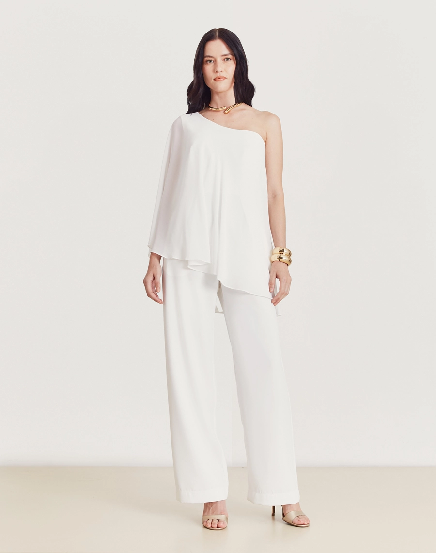 O Macacão Cassandra é confeccionado em Crepe Zara, um tecido levemente texturizado que oferece um caimento leve e fluido, ideal para quem busca conforto e elegância.